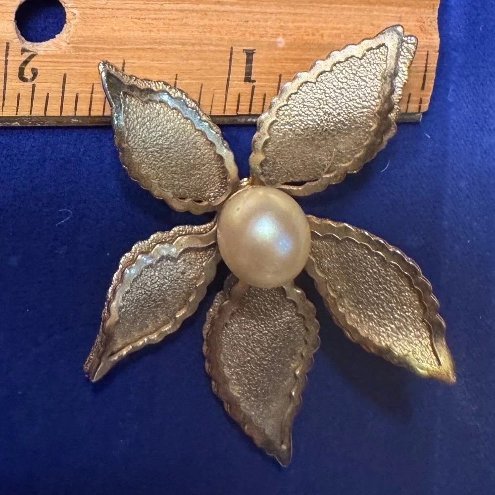 Vintage Gold Tone Textured Flower Brooch Faux Pearl Center Scalloped Petals 2